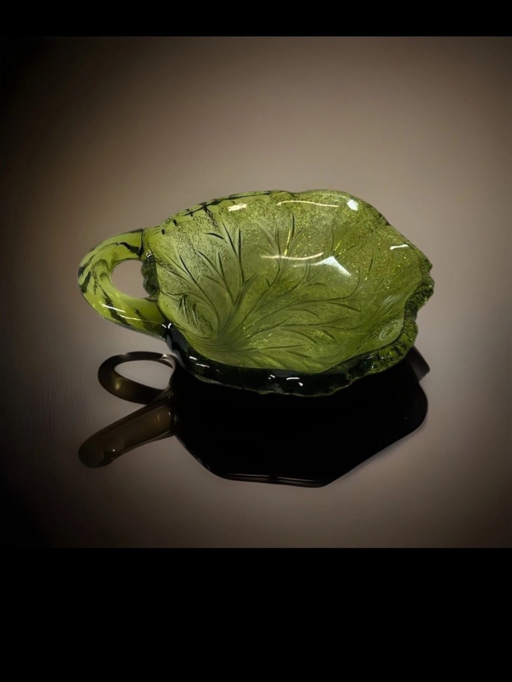 Vtg Indiana Glass Green PEBBLE LEAF Handled Nappy Dish Bowl - MCM Decor
